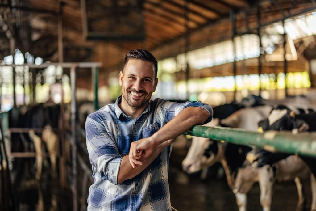 Jeune agriculteur dans sa ferme