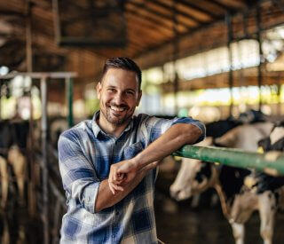 Jeune agriculteur dans sa ferme